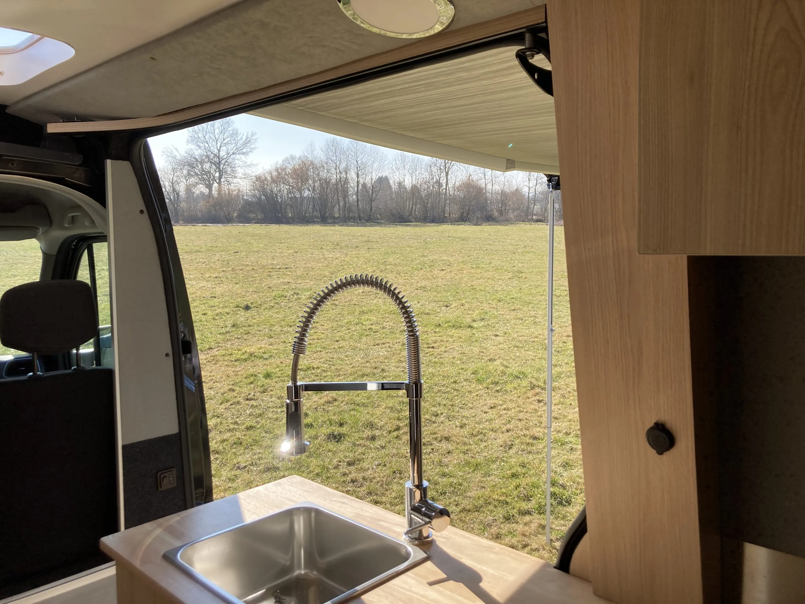 Intérieur de van aménagé avec évier