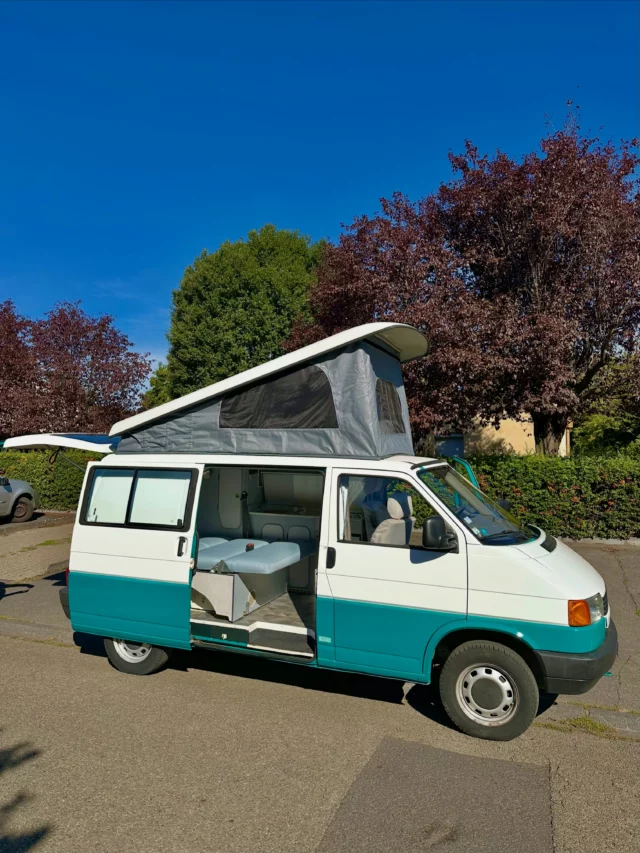 Ce T4 de 1992 est passé entre nos mains 🚐
120 000 km, un seul propriétaire avant son arrivée chez Van Passion et quatre couchages : une belle base pour ce projet de rénovation.

Nous avons remplacé le toit relevable et installé un matelas neuf. À l’intérieur, les housses de la banquette et des sièges avant ont été remplacées, tout comme les rideaux. De quoi lui donner un bon coup de frais !

Plusieurs équipements ont également été renouvelés : la batterie auxiliaire de 100 Ah, le panneau solaire de 230 W et la pompe à eau. Avec son évier, son réfrigérateur et ses 53 litres d’eau propre, ce T4 a de quoi vous accompagner en escapade tout en conservant son format compact.

La mécanique a été confiée à notre garage partenaire pour une révision complète, notamment le remplacement de la distribution et de la pompe à eau. Le contrôle technique est vierge ; les factures et l’historique du véhicule sont disponibles.

On vous montre le résultat en images 👀

Ce T4 rejoindra bientôt notre catalogue de véhicules à vendre. Pour en savoir plus, envoyez-nous un message !

#van #aménagé #renovation #volkswagent4 #auvergne