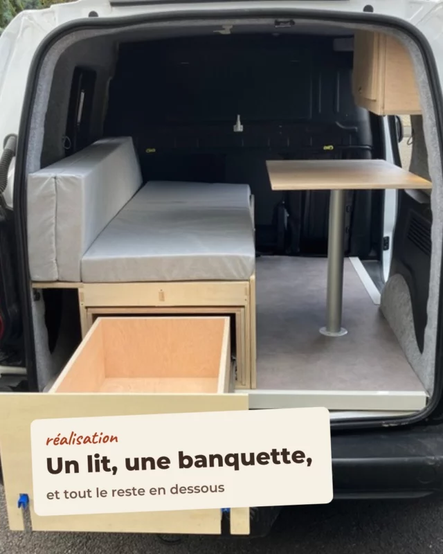 Chaussures, sacs, caisse de cuisine : tout passe sous le lit.
Et on y accède par l'arrière, sans toucher au couchage.

Une banquette le jour, un lit le soir, une table qu'on enlève quand on n'en a pas besoin. Christian a aussi isolé la caisse au liège projeté avant de l'habiller de feutrine.
Votre fourgon, vos rangements : on en parle ? Formulaire en bio ou en message.

#vanamenage #fourgonamenage #puydedome #clermontferrand